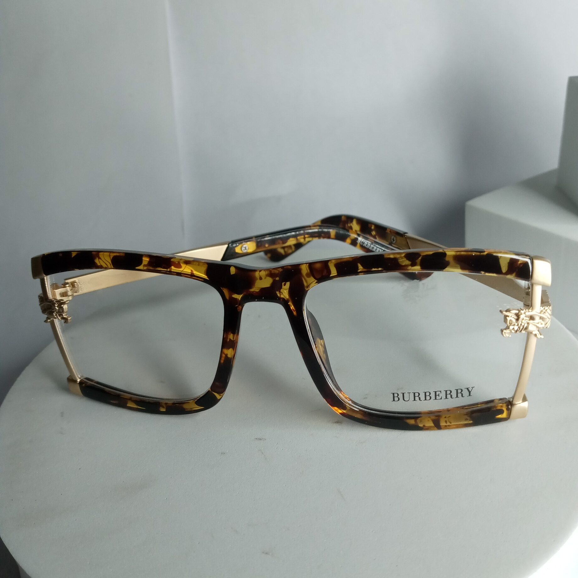 Burberry store glasses gold