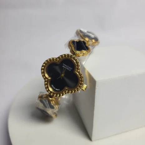 van-cleef-clover-bracelet-watch-black-gold-ladies-timepiece-01-4.webp van-cleef-clover-bracelet-watch-black-gold-ladies-timepiece-01-4.webp
