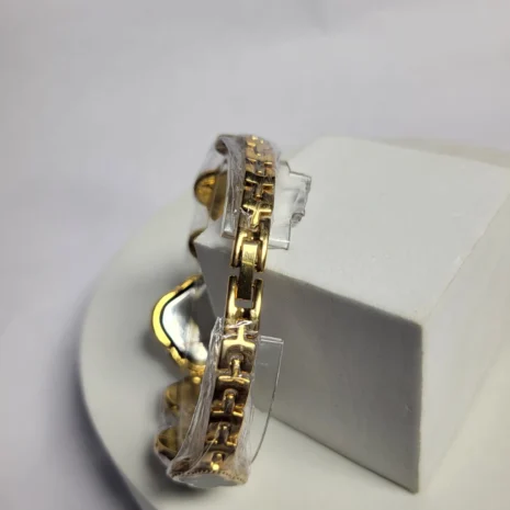 van-cleef-clover-bracelet-watch-black-gold-ladies-timepiece-02-4.webp van-cleef-clover-bracelet-watch-black-gold-ladies-timepiece-02-4.webp