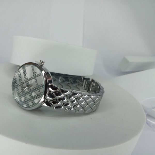 Keep Moving K028 Women's Silver Chain Watch with Rhinestone Pattern Dial