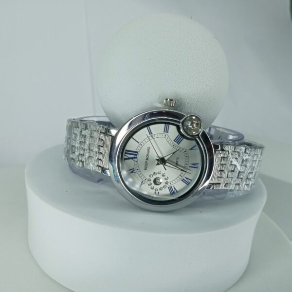 Keep Moving Elegant Silver Quartz Women's Chain Watch with Roman Numerals