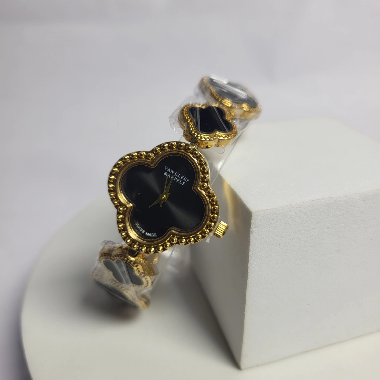 Van Cleef Arpels Gold Clover Black Dial Women's Watch